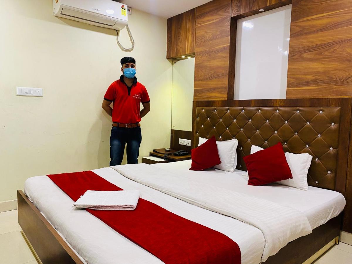 Hotel The Avenue Gamharia Esterno foto