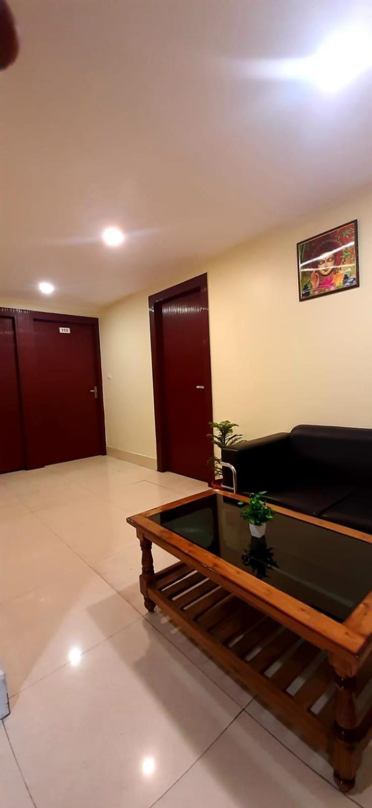 Hotel The Avenue Gamharia Esterno foto