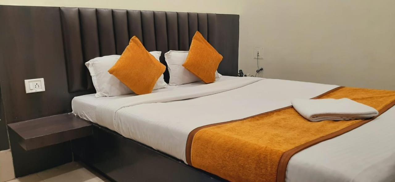 Hotel The Avenue Gamharia Esterno foto