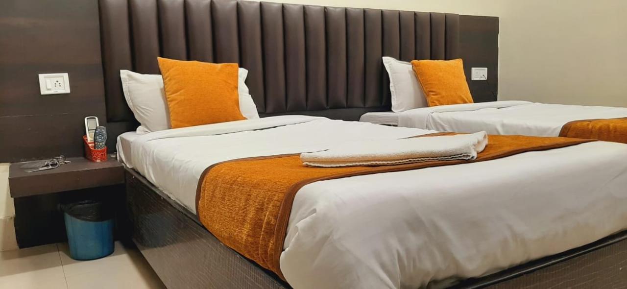 Hotel The Avenue Gamharia Esterno foto